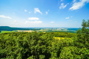 Schesslitz yakınlarındaki yeşil manzaranın görüntüsü.