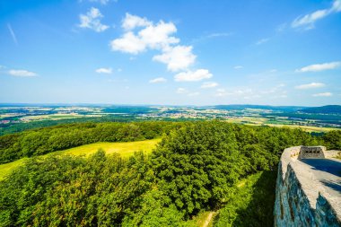 Schesslitz yakınlarındaki yeşil manzaranın görüntüsü.