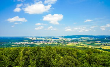 Schesslitz yakınlarındaki yeşil manzaranın görüntüsü.
