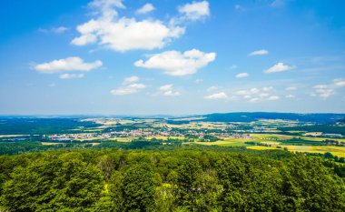 Schesslitz yakınlarındaki yeşil manzaranın görüntüsü.