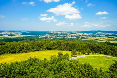 Schesslitz yakınlarındaki yeşil manzaranın görüntüsü.