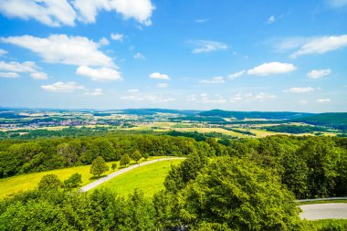Schesslitz yakınlarındaki yeşil manzaranın görüntüsü.