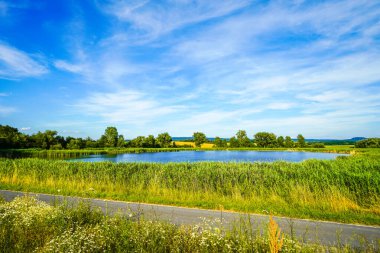 Neuer manzarası. Moenchstockheim 'a ve çevresindeki doğa koruma alanına bakın..