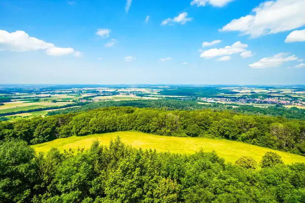 Schesslitz yakınlarındaki yeşil manzaranın görüntüsü.