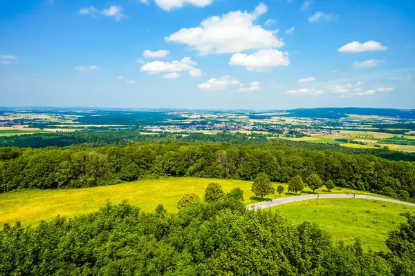 Schesslitz yakınlarındaki yeşil manzaranın görüntüsü.