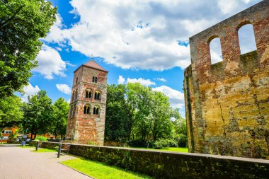 Bad Hersfeld 'deki manastır harabeleri ve Katharinenturm manzarası