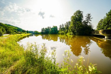 White Main 'deki manzara. Kulmbach yakınlarında etrafı sarılı bir rezervuar..