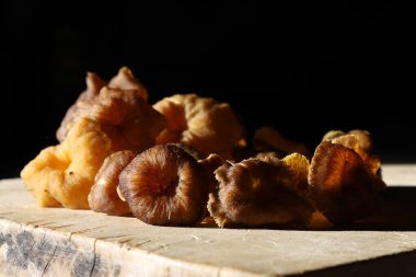 CHANTERELLE MUSHROOMS ON A WOODEN PLATE