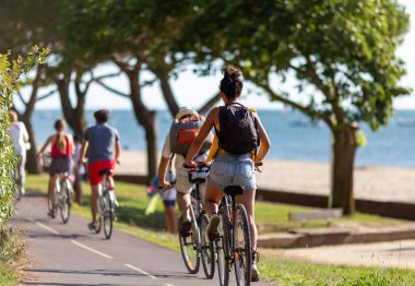 Güneşli bir günde bisiklet süren bir insan.