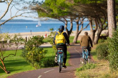 Güneşli bir günde bisiklet süren bir insan.