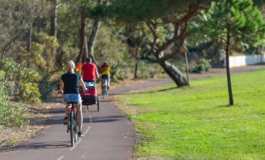 Güneşli bir günde bisiklet süren bir insan.
