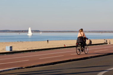 Bisiklet süren kişi bisiklet yolunda güneşli bir günde