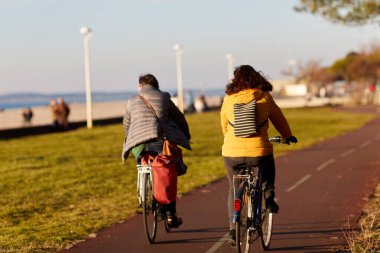 Bisiklet süren kişi bisiklet yolunda güneşli bir günde
