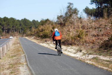 Bisiklet süren kişi bisiklet yolunda güneşli bir günde