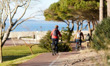 Bisiklet süren kişi bisiklet yolunda güneşli bir günde