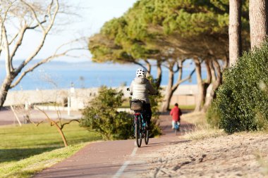 Bisiklet süren kişi bisiklet yolunda güneşli bir günde