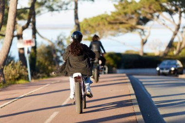 Bisiklet süren kişi bisiklet yolunda güneşli bir günde