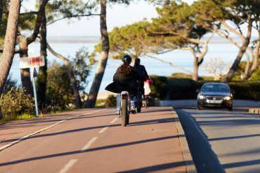 Bisiklet süren kişi bisiklet yolunda güneşli bir günde