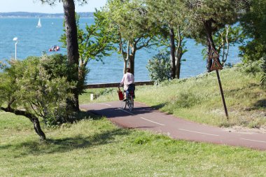 Bisiklet süren kişi bisiklet yolunda güneşli bir günde