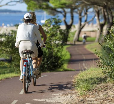Bisiklet süren kişi bisiklet yolunda güneşli bir günde