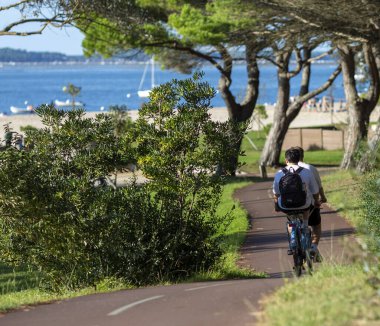 Bisiklet süren kişi bisiklet yolunda güneşli bir günde