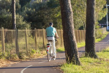 Bisiklet süren kişi bisiklet yolunda güneşli bir günde