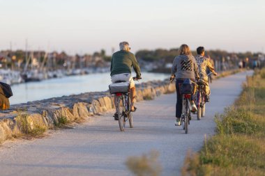 Bisiklet süren kişi bisiklet yolunda güneşli bir günde