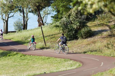 Bisiklet süren kişi bisiklet yolunda güneşli bir günde