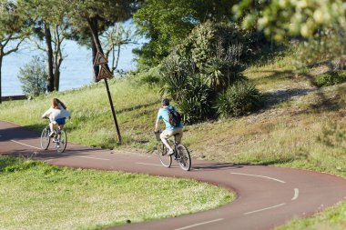 Bisiklet süren kişi bisiklet yolunda güneşli bir günde