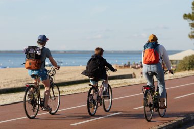 Bisiklet süren kişi bisiklet yolunda güneşli bir günde