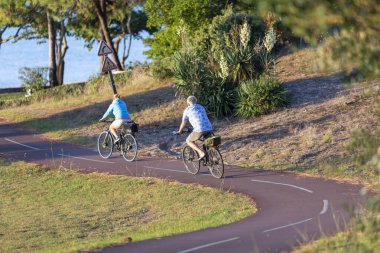 Bisiklet süren kişi bisiklet yolunda güneşli bir günde