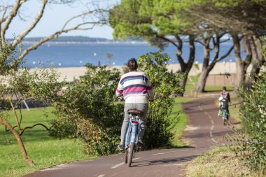 Bisiklet süren kişi bisiklet yolunda güneşli bir günde