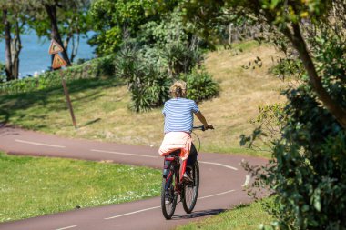 Bisiklet süren kişi bisiklet yolunda güneşli bir günde