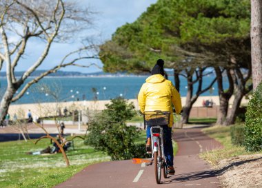 Bisiklet süren kişi bisiklet yolunda güneşli bir günde