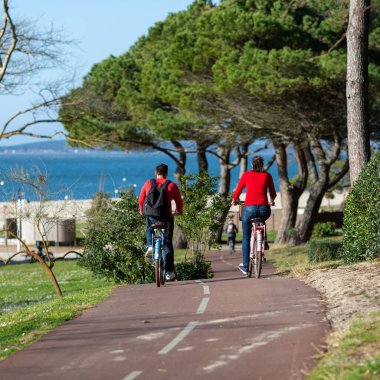 Bisiklet süren kişi bisiklet yolunda güneşli bir günde