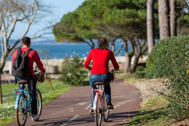 Bisiklet süren kişi bisiklet yolunda güneşli bir günde