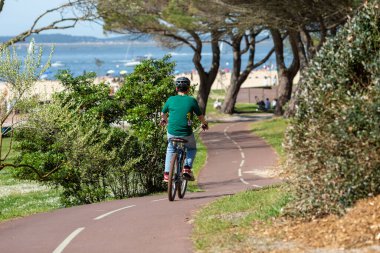 Bisiklet süren kişi bisiklet yolunda güneşli bir günde