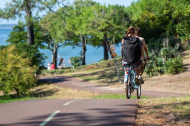Bisiklet süren kişi bisiklet yolunda güneşli bir günde