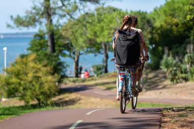 Bisiklet süren kişi bisiklet yolunda güneşli bir günde