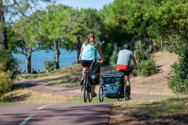 Bisiklet süren kişi bisiklet yolunda güneşli bir günde