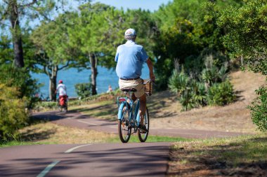 Bisiklet süren kişi bisiklet yolunda güneşli bir günde
