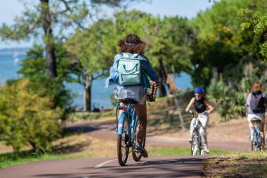Bisiklet süren kişi bisiklet yolunda güneşli bir günde