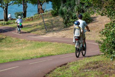Bisiklet süren kişi bisiklet yolunda güneşli bir günde