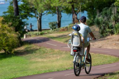 Bisiklet süren kişi bisiklet yolunda güneşli bir günde