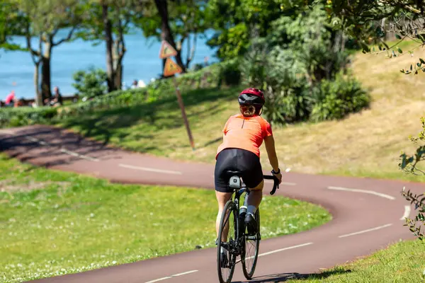 Bisiklet süren kişi bisiklet yolunda güneşli bir günde