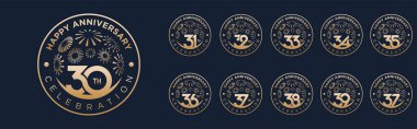 Kutlama etkinliği, düğün ve doğum günü için altın havai fişekler ve vektör illüstrasyonuyla birlikte 30 ila 39. yıl dönümü logotip tasarımı.