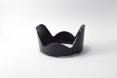 Beyaz bir arka plan üzerinde izole objektif kapağı