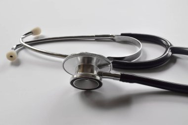 Siyah steteskop beyaz arka planda izole edilmiş. Sağlık Hizmetleri.