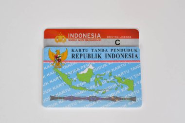 Pasuruan, Endonezya - 2 Kasım 2022: yeni SIM C veya Smart SIM (sürücü belgesi) ve KTP (ikamet kartı). Beyaz arkaplanda izole