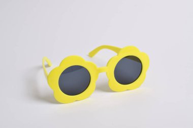 Beyaz arka planda sarı ayçiçeği şeklinde parti ya da doğum günü bardakları